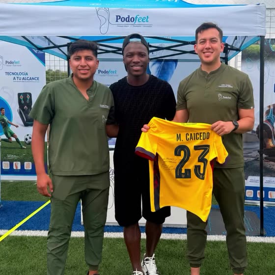 El equipo de PodoFeet con la camiseta 23 de Moisés Caicedo firmada.