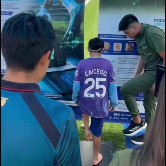 Un jugador de la academia sobre el escáner de pisada, en la cancha.